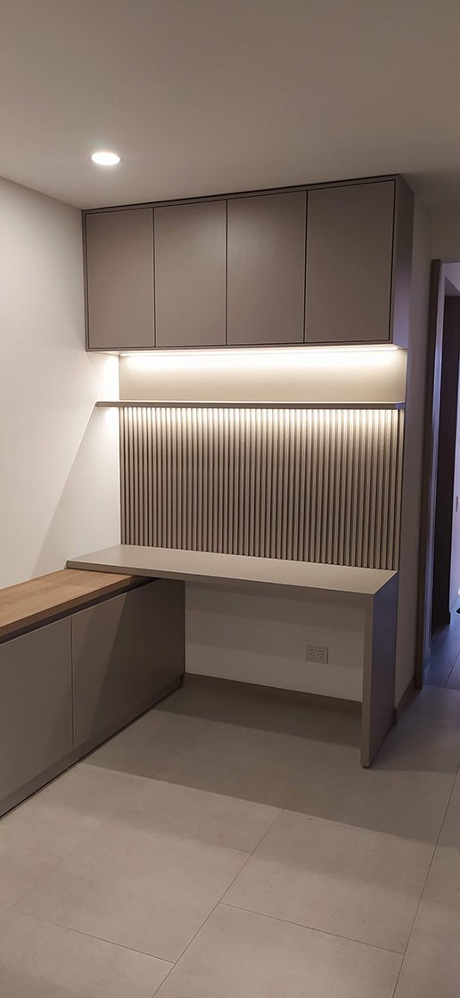 mesa y cajones con luces led en forma de L para oficina moderna