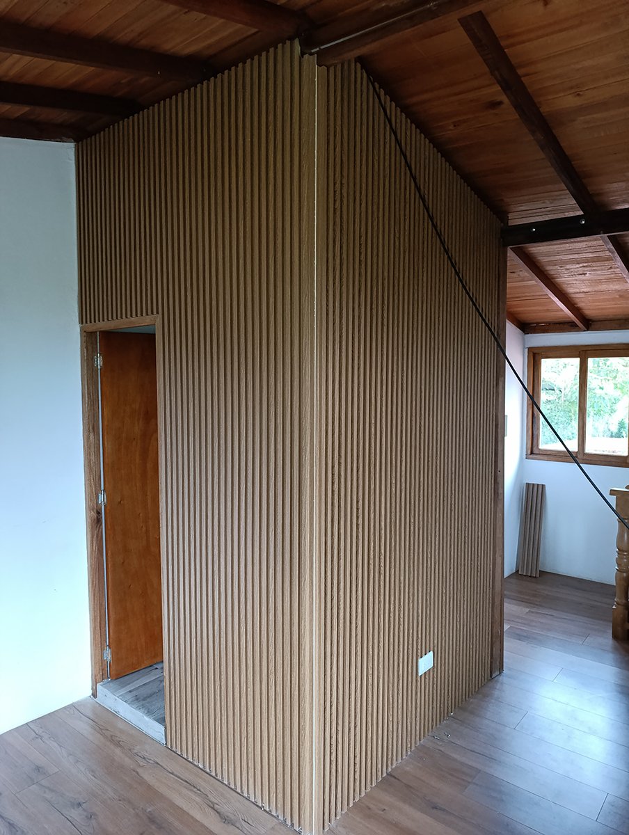 pared en tablones de madera estilo vanguardista