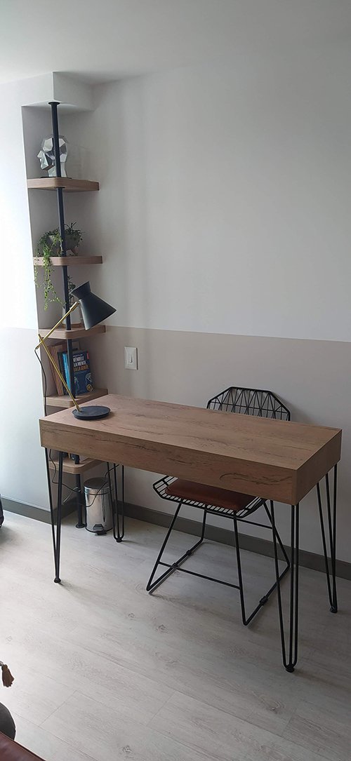 escritorio en madera con patas metálicas minimalista