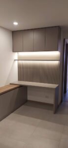 mesa y cajones con luces led en forma de L para oficina moderna